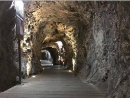 Cuenca: descubre sus refugios subterráneos y su gastronomía
